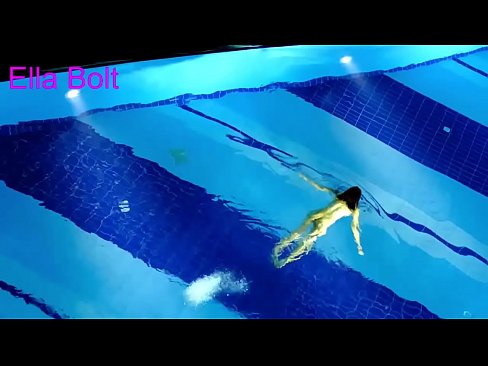 ❤️ Nu mă pot opri din privit, tânără blondă surprinsă înotând goală în piscina stațiunii ELLA BOLT ❌  at ro.pornoincest.ru ️❤