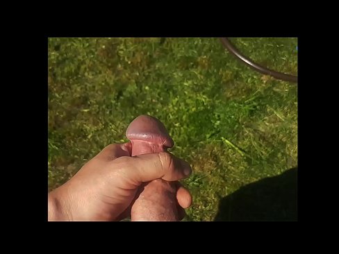 ❤️ O bunăciune fierbinte își face sex cu păsărica roz și ejaculează cu un squirt într-o grădină de vară ❌  at ro.pornoincest.ru ️❤